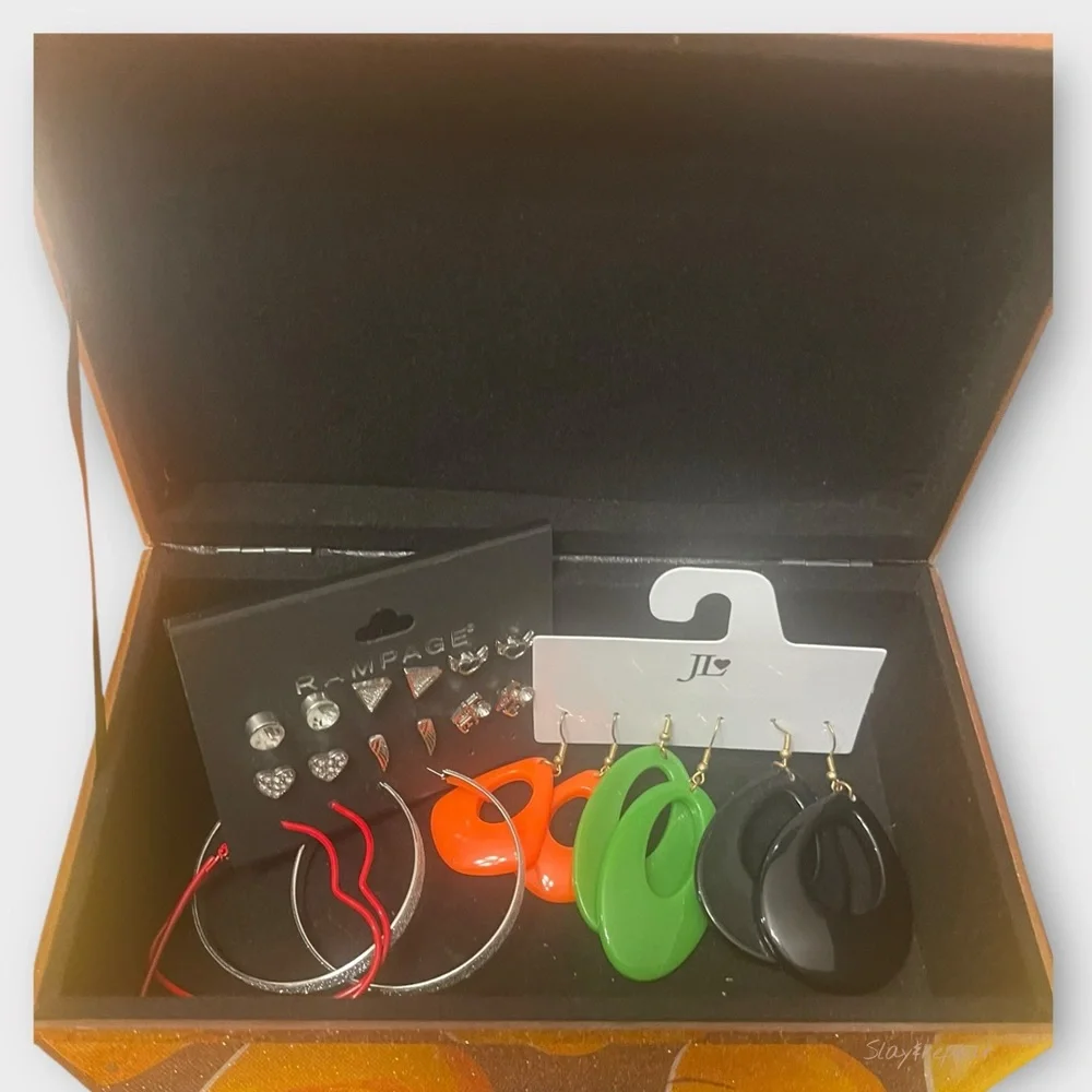 ✨ Rose Gold Sparkly Jewelry Box with Earring Bundle – Hoops, Studs & Dangles ✨ - Picture 12 of 14